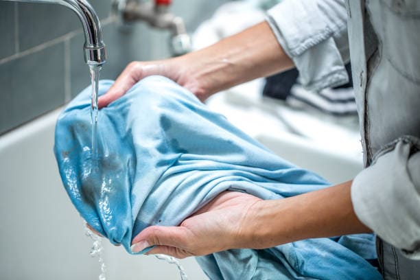 Comment détacher son linge efficacement avant lavage ?